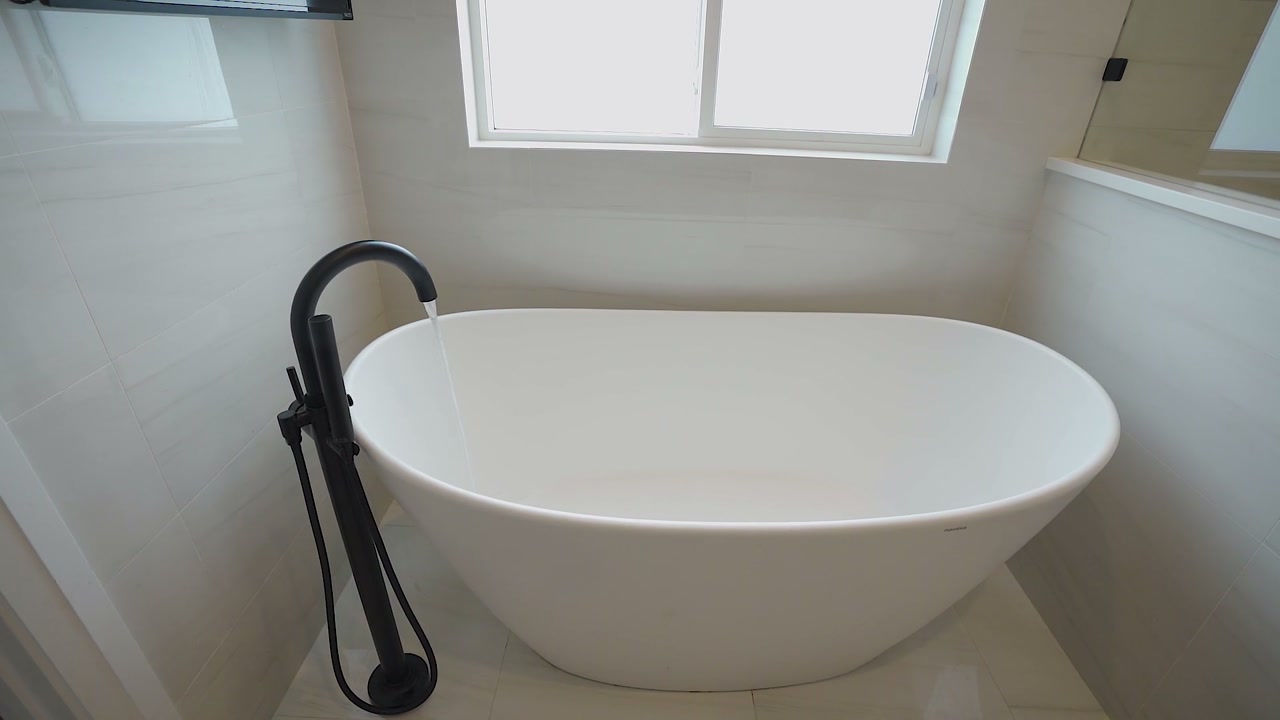 Freestanding soaking tub